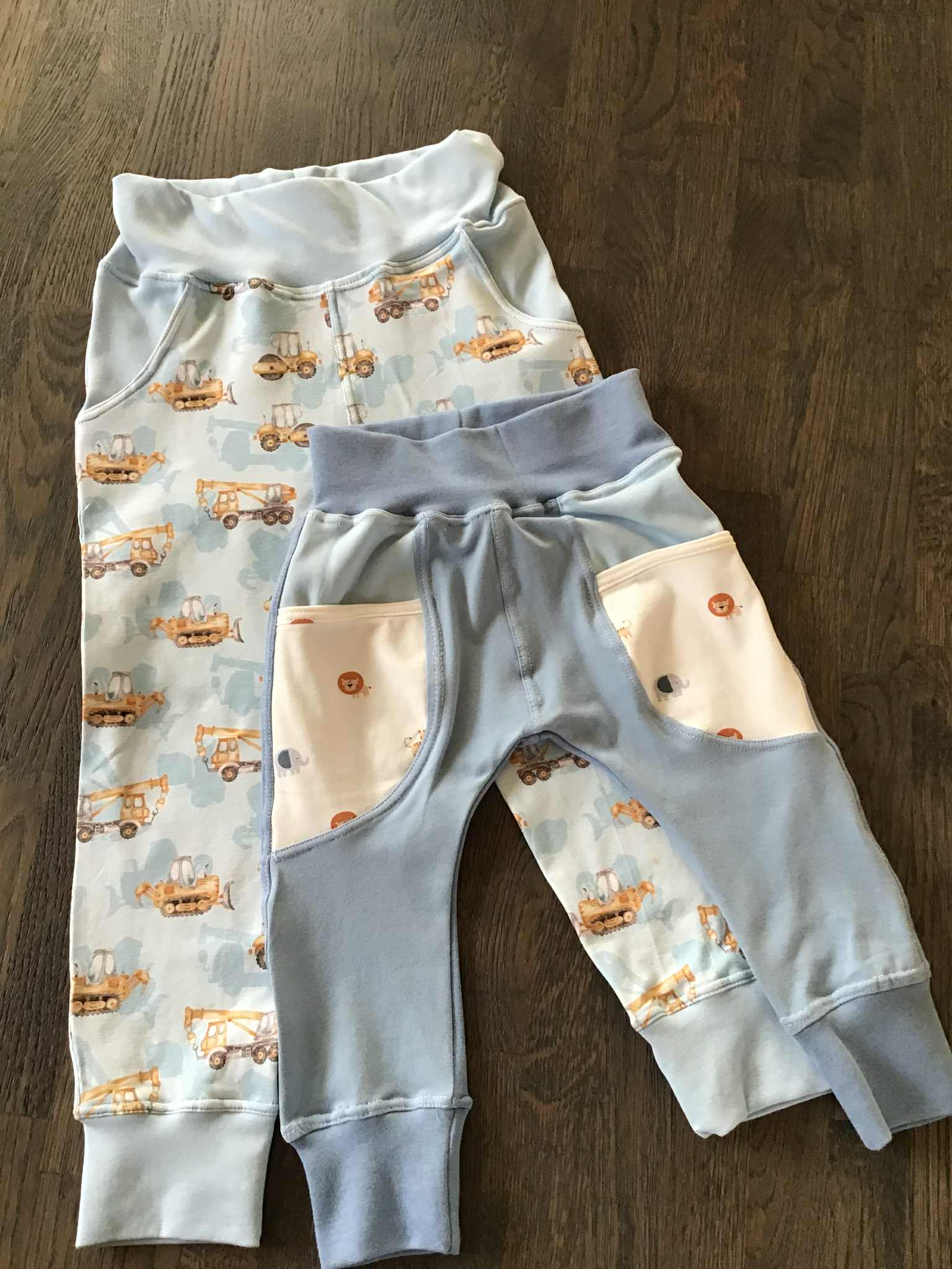 Bukser i jersey den minste er str 74. Den andre er 4 år.