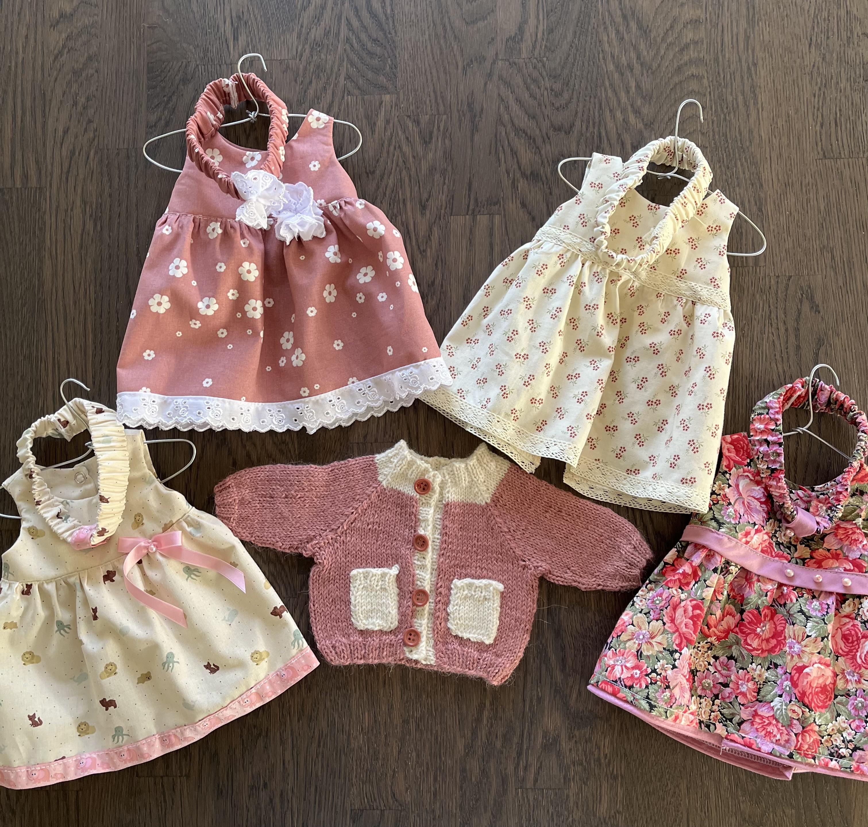 Jakke og kjoler til Baby Born.