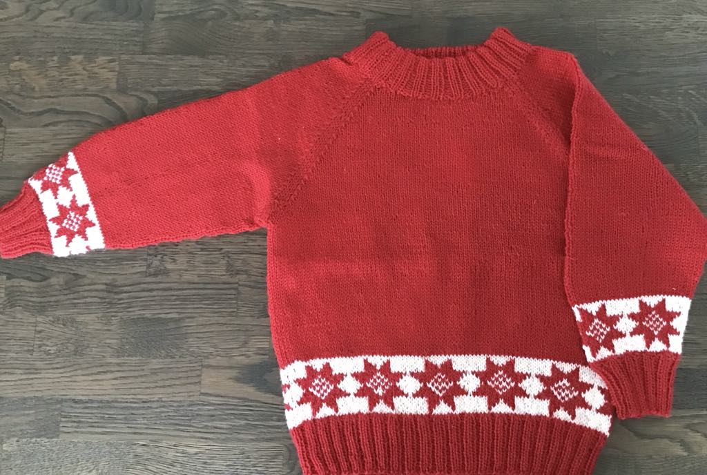 Genser, rød med mønster, Silja superwash, 6 år.