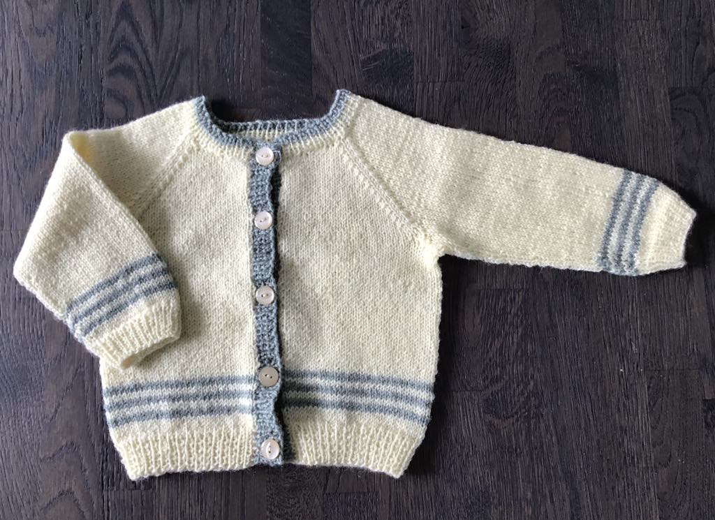 Baby jakke str. 6 mnd. Gul med grønne striper og stolper. Merino ull.