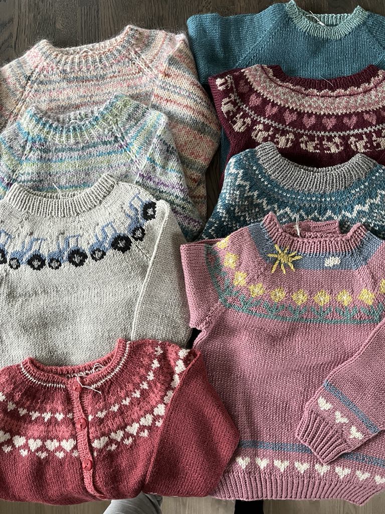 Diverse gensere og jakker.