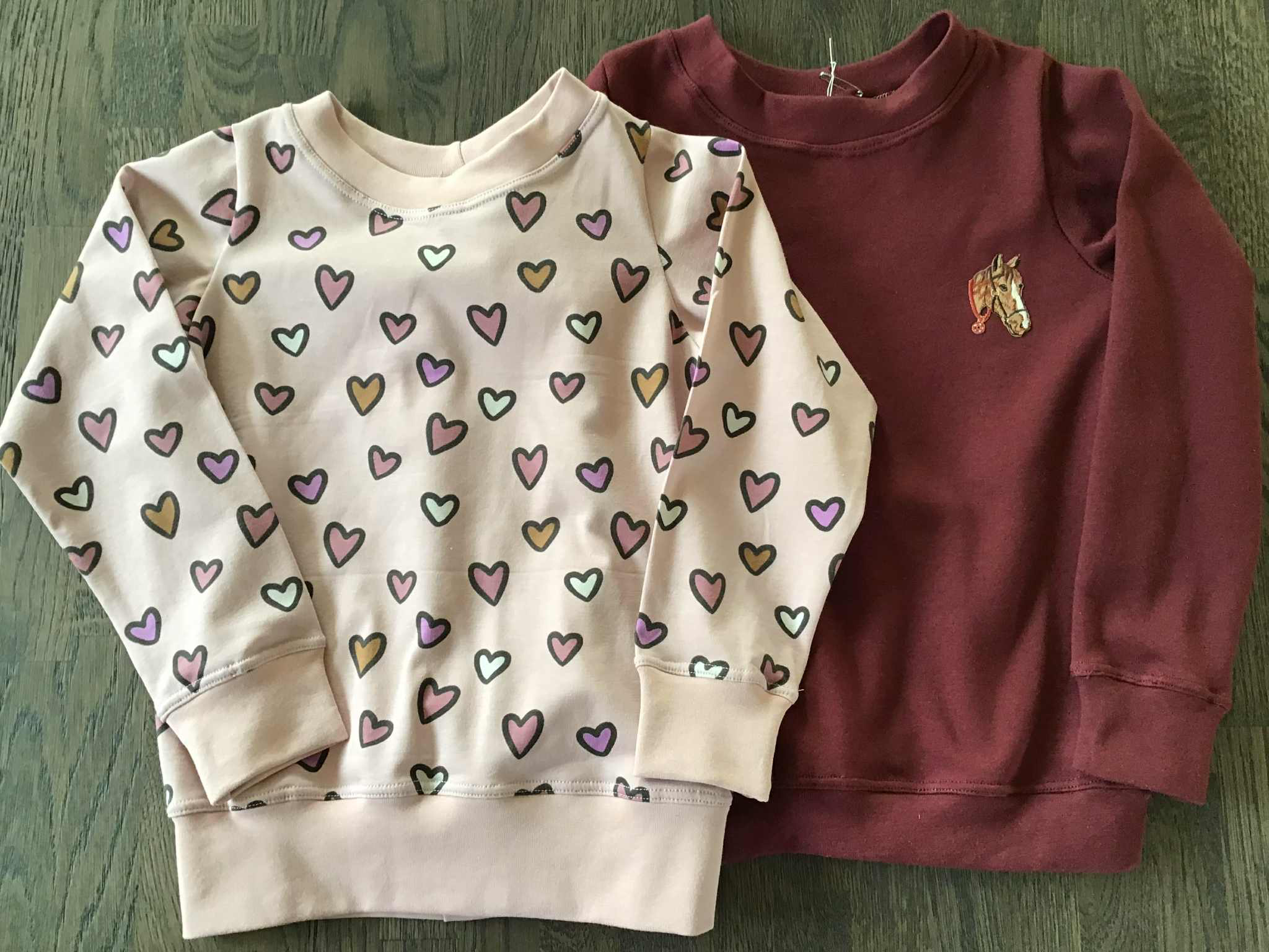 Burgunder genser i Isoli str 5år. Hjertegenseri jersey str 3 år.