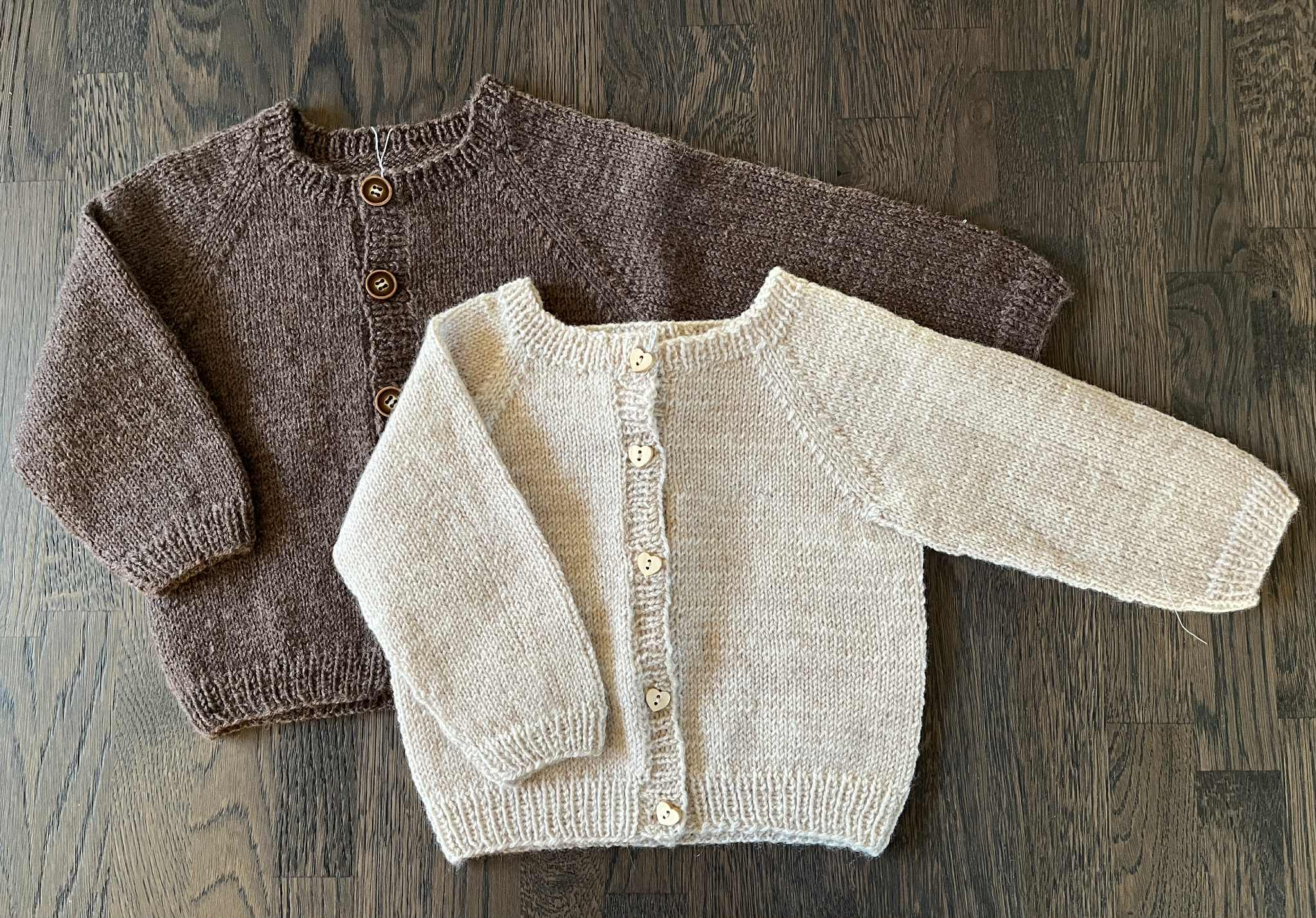 Jakker strikket i 100% merino. Brun str. 9/12. Beige str 6mnd.