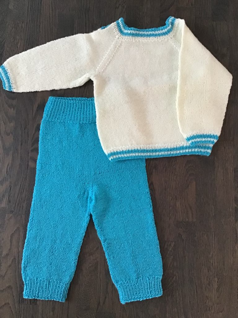 Turkist og hvitt sett i str. 9 måneder. Merinoull.
