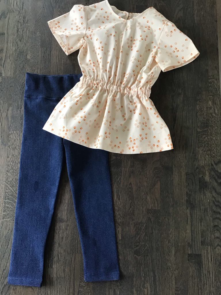 Tunika med strikk i livet. 100% bomull. Denim thigts, stretch. Begge er str 104/ 4 år.